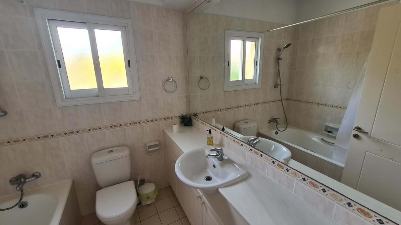 Sunny Limnaria Gardens 2 Bedroom Apartment Paphos ภายนอก รูปภาพ